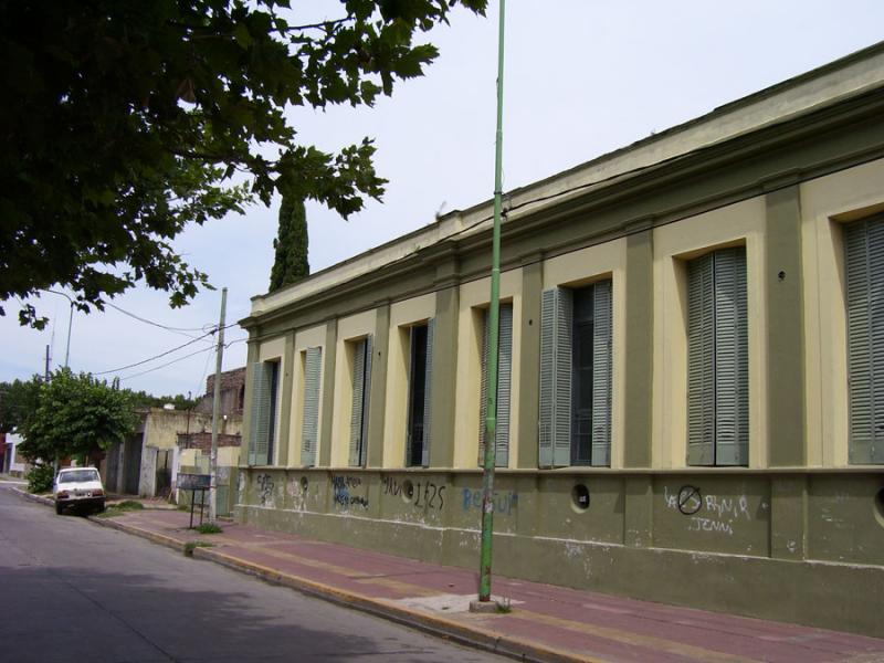 Escuela primaria N°2 de Berazategui, ex N°5 de Quilmes.El edificio fue dando por el Estanciero Claudio Ruiz.© Rodolfo Cabral