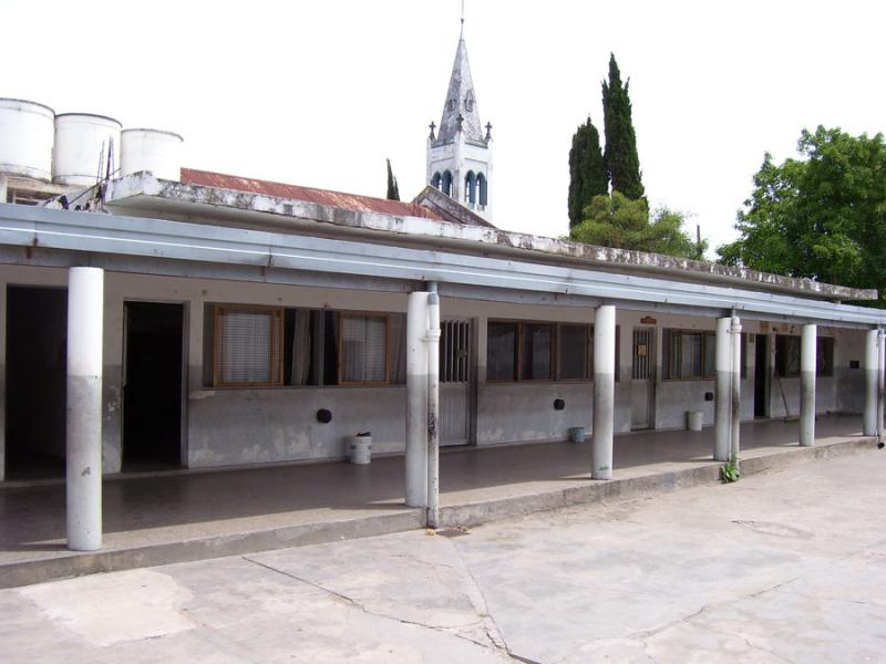 Escuela primaria N°2 de Berazategui, ex N°5 de Quilmes.El edificio fue dando por el Estanciero Claudio Ruiz.© Rodolfo Cabral