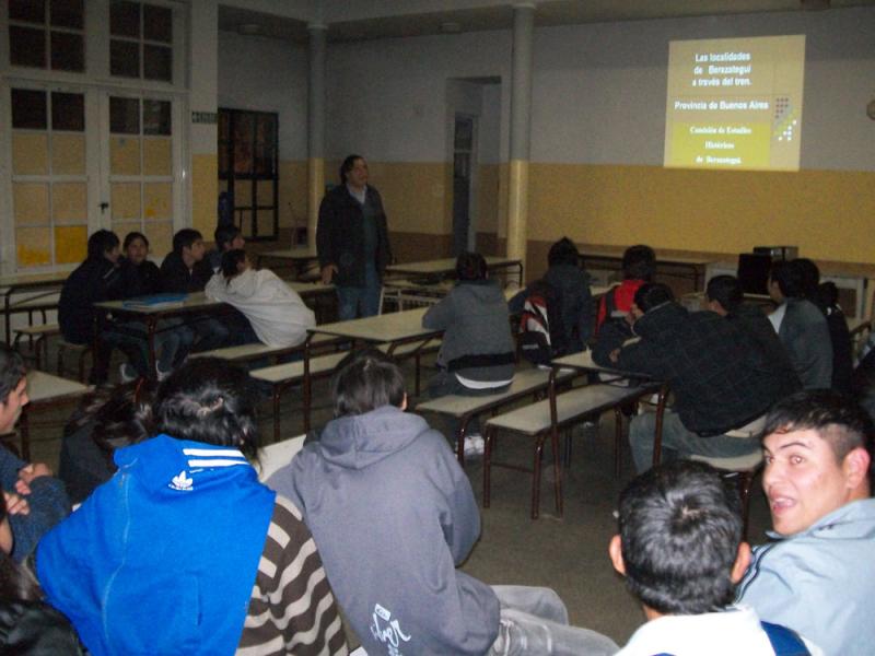 Lunes 2 de mayo en la Esc. de Educación Media N°12. de Hudson.