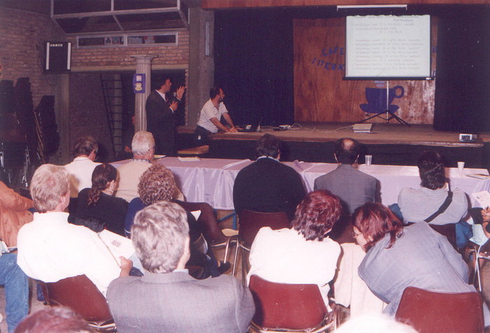 Cabral, exponiendo su trabajo.II Jornada Histórica de Berazategui, año 2004. ©Fotografía Rodolfo Cabral