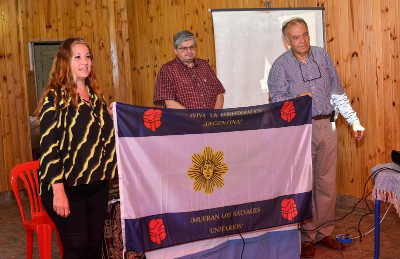 Donacion al Cuerpo legislativo municipal de una bandera Federal, apra que se luzca en el recinto