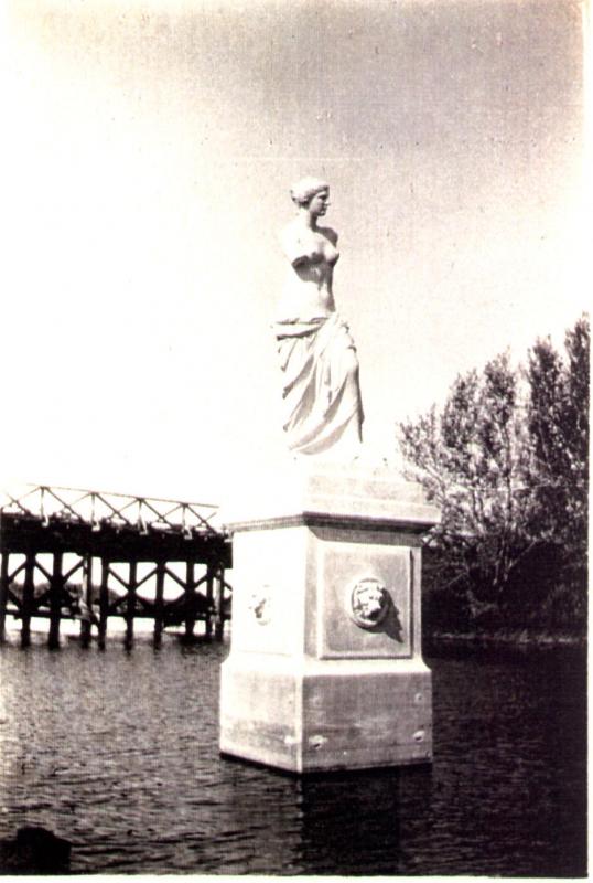 La Venus de Milo, en el arroyo, en 1916. aprox. Plátanos.