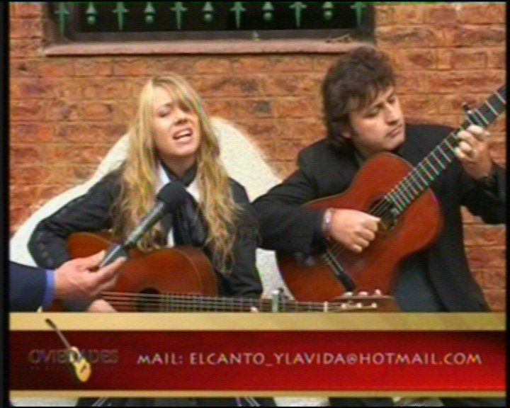 Lucia Ceresani, cantando en el Museo del Transporte de Quilmes.